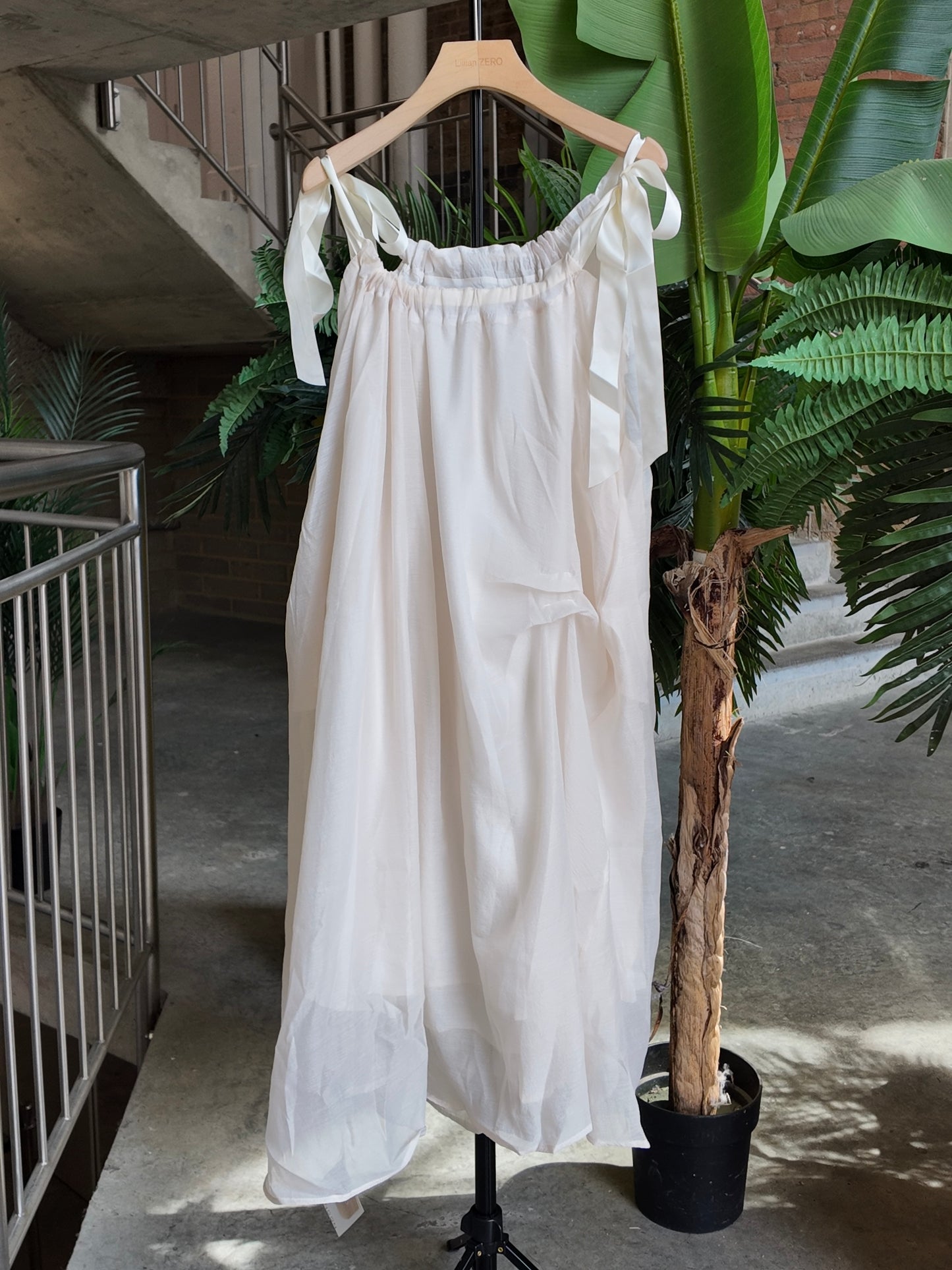 Cloudlike Flowing Ribbon Shoulder Dress