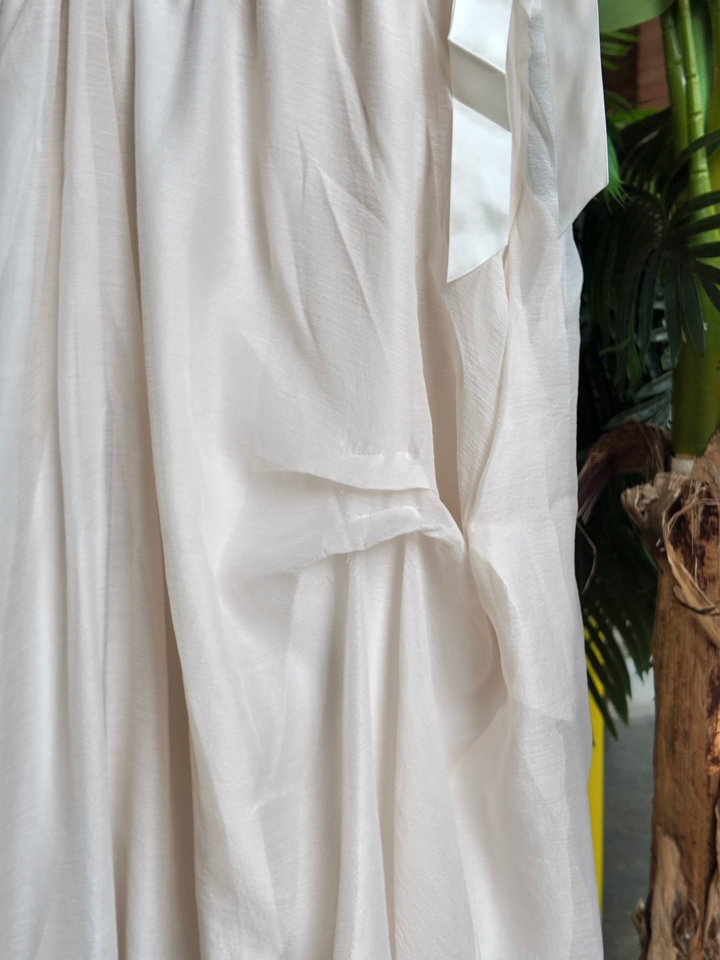 Cloudlike Flowing Ribbon Shoulder Dress